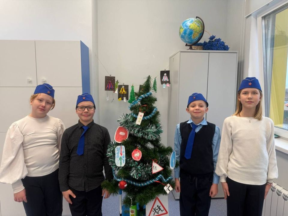 Отряд ЮИД Центра образования № 57 города Твери создали новогоднее настроение в школе и украсили ёлочку в стиле ПДД