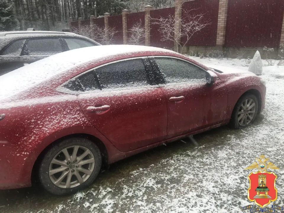 В Калининском районе мужчина умышленно повредил колесо чужого автомобиля