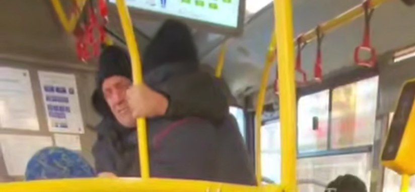 Полицейские задержали пассажира, устроившего пьяный дебош в автобусе