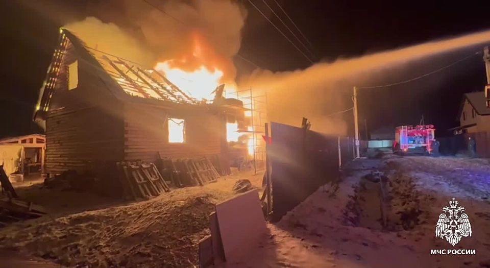 В деревне под Тверью горит жилой дом: видео