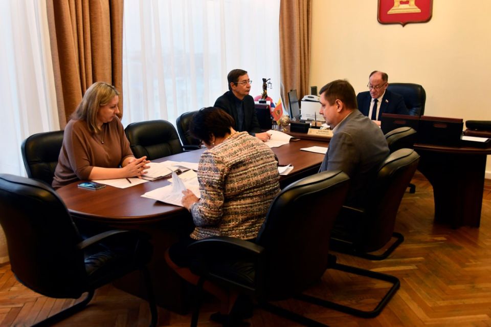 Комитеты Законодательного Собрания по государственному устройству и местному самоуправлению под председательством Александра Клиновского и по социальной политике под председательством Артура Бабушкина рассмотрели проекты...