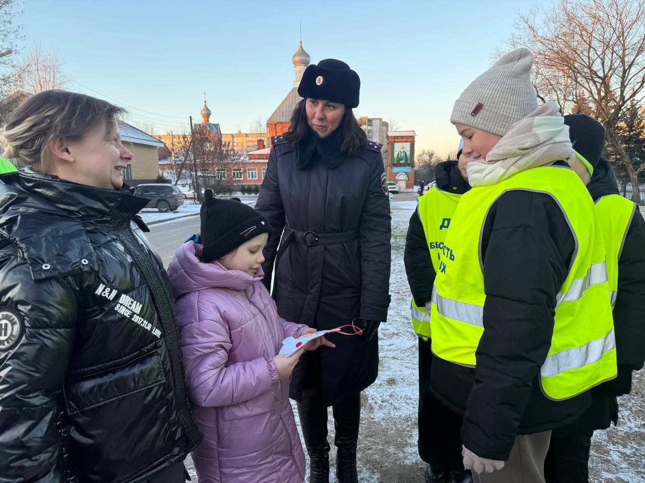 ЮИДовцы средней школы № 1 вручили водителям и пешеходам «Снеговиков безопасности» ЮИДовцы средней школы № 1 вручили водителям и пешеходам «Снеговиков безопасности»