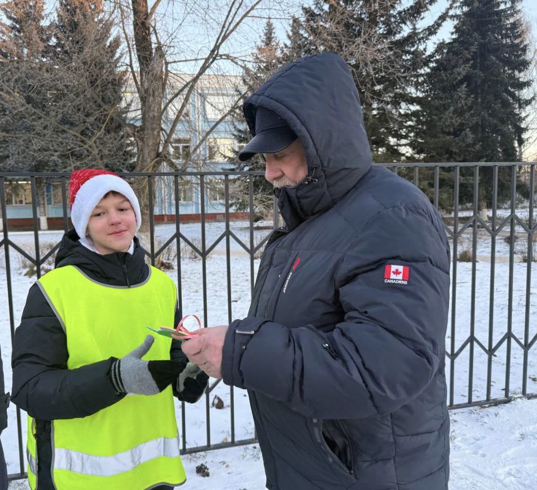 ЮИДовцы средней школы № 1 вручили водителям и пешеходам «Снеговиков безопасности» ЮИДовцы средней школы № 1 вручили водителям и пешеходам «Снеговиков безопасности»