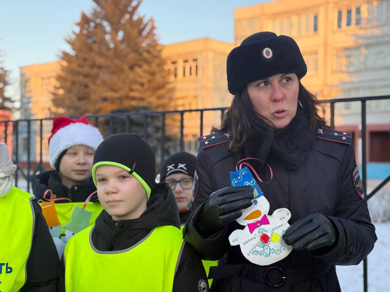 ЮИДовцы средней школы № 1 вручили водителям и пешеходам «Снеговиков безопасности» ЮИДовцы средней школы № 1 вручили водителям и пешеходам «Снеговиков безопасности»