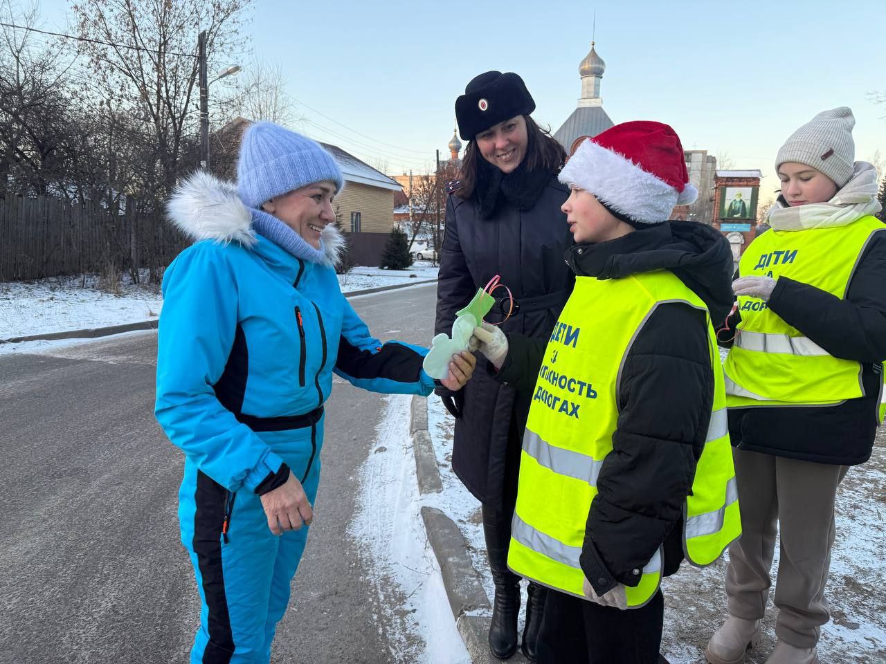 ЮИДовцы средней школы № 1 вручили водителям и пешеходам «Снеговиков безопасности» ЮИДовцы средней школы № 1 вручили водителям и пешеходам «Снеговиков безопасности»