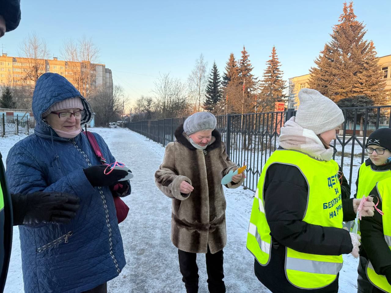 ЮИДовцы средней школы № 1 вручили водителям и пешеходам «Снеговиков безопасности» ЮИДовцы средней школы № 1 вручили водителям и пешеходам «Снеговиков безопасности»