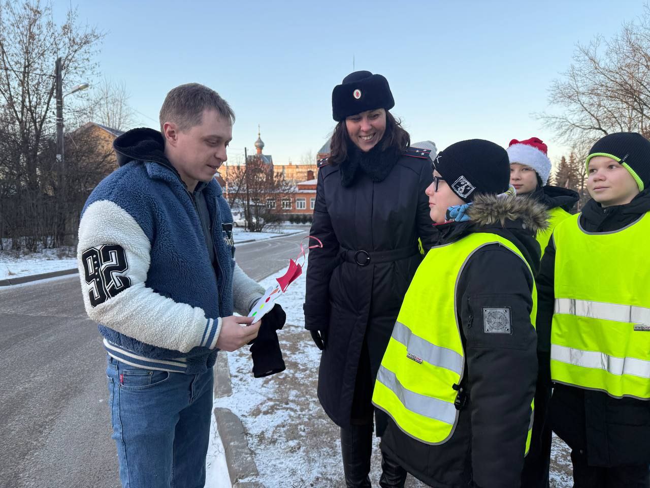 ЮИДовцы средней школы № 1 вручили водителям и пешеходам «Снеговиков безопасности» ЮИДовцы средней школы № 1 вручили водителям и пешеходам «Снеговиков безопасности»