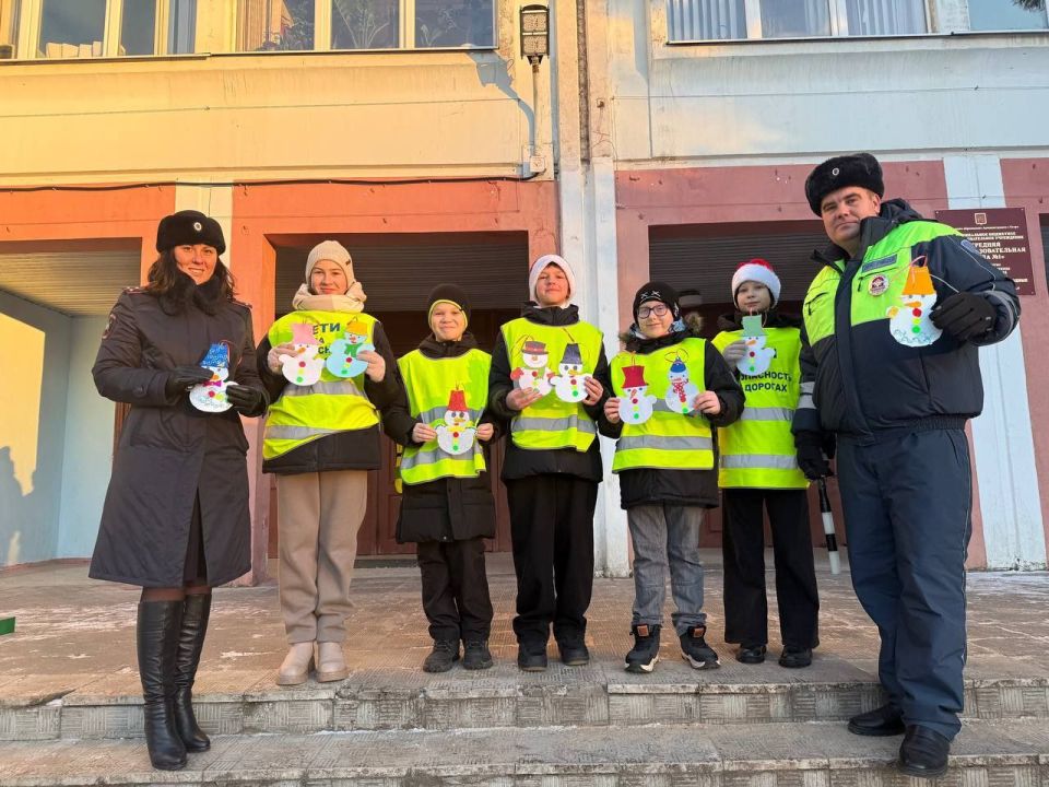 ЮИДовцы средней школы № 1 вручили водителям и пешеходам «Снеговиков безопасности»