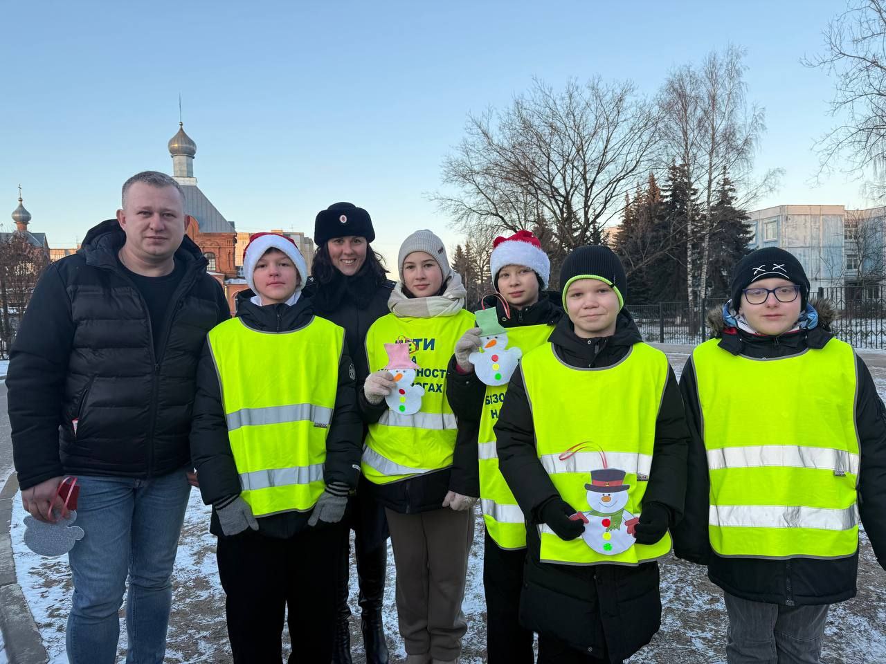 ЮИДовцы средней школы № 1 вручили водителям и пешеходам «Снеговиков безопасности» ЮИДовцы средней школы № 1 вручили водителям и пешеходам «Снеговиков безопасности»