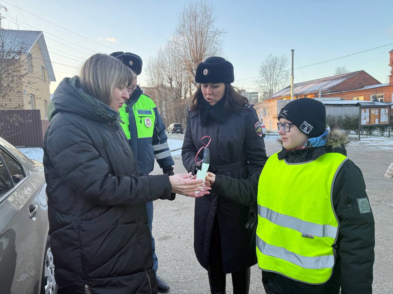 ЮИДовцы средней школы № 1 вручили водителям и пешеходам «Снеговиков безопасности» ЮИДовцы средней школы № 1 вручили водителям и пешеходам «Снеговиков безопасности»