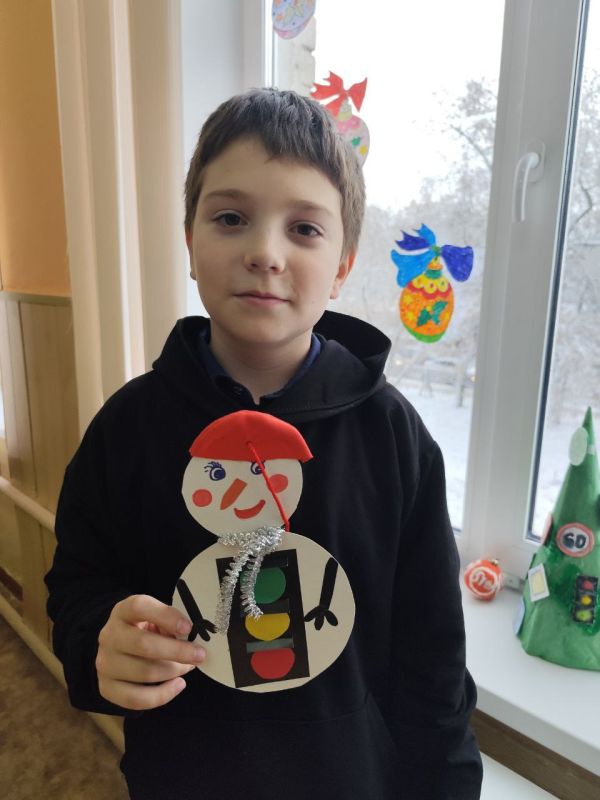Ребята из школы № 36 города Твери подготовили креативные игрушки и елочки в стиле ПДД