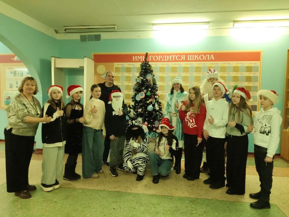 Тверские автоинспекторы и отряд ЮИД из средней школы № 1 провели мероприятие «Праздник безопасности на ёлке»