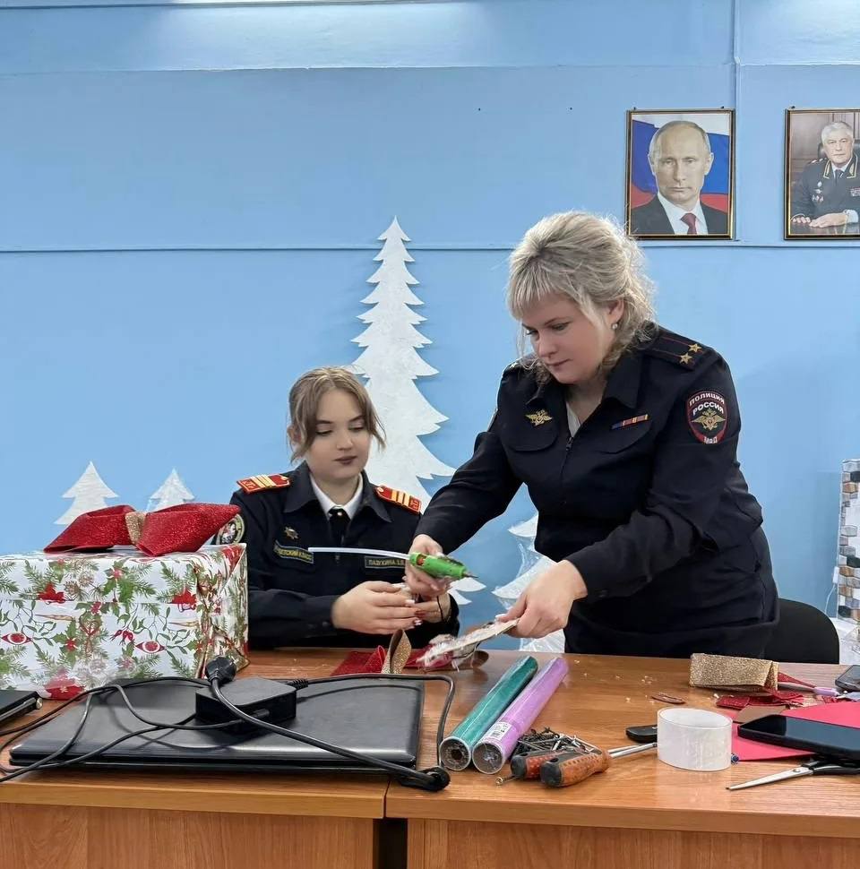 В Твери сотрудники полиции, кадеты и общественники Движения первых приняли участие в акции «Полицейский Дед Мороз» В Твери сотрудники полиции, кадеты и общественники Движения первых приняли участие в акции «Полицейский Дед Мороз»