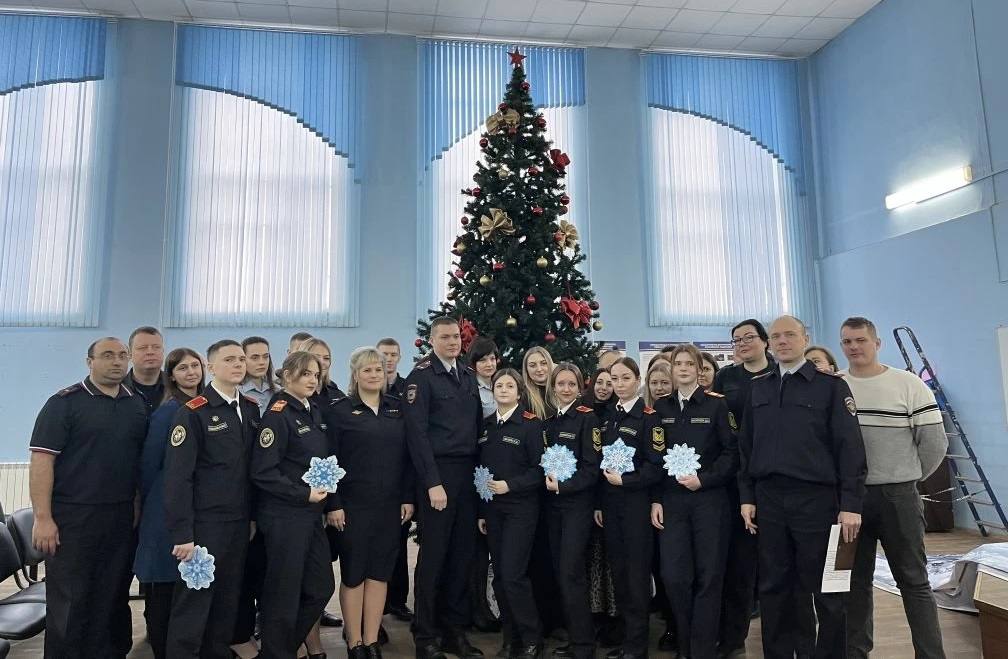 В Твери сотрудники полиции, кадеты и общественники Движения первых приняли участие в акции «Полицейский Дед Мороз» В Твери сотрудники полиции, кадеты и общественники Движения первых приняли участие в акции «Полицейский Дед Мороз»