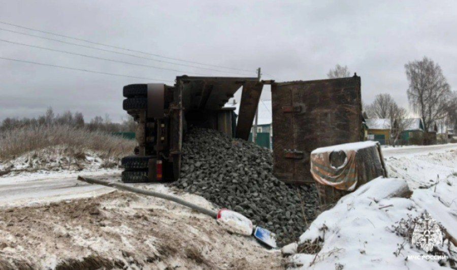 В Калининском округе опрокинулся грузовик с щебнем