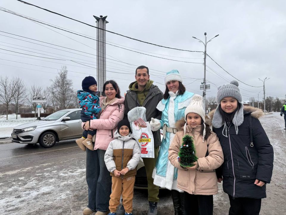 Автоинспектор и Полицейская Снегурочка совместно с командой Дорожного радио -Тверь на улицах нашего города поздравили водителей с наступающим Новым 2026 годом