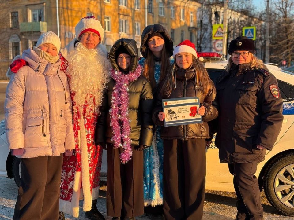 В Бологом Полицейский Дед Мороз напомнил водителям о важности детских удерживающих устройств