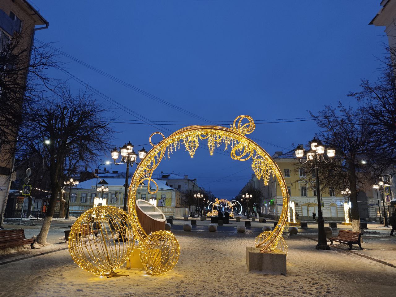 Тверь продолжают украшать к Новому году, вот такая красота на главной пешеходной улице – Трехсвятской