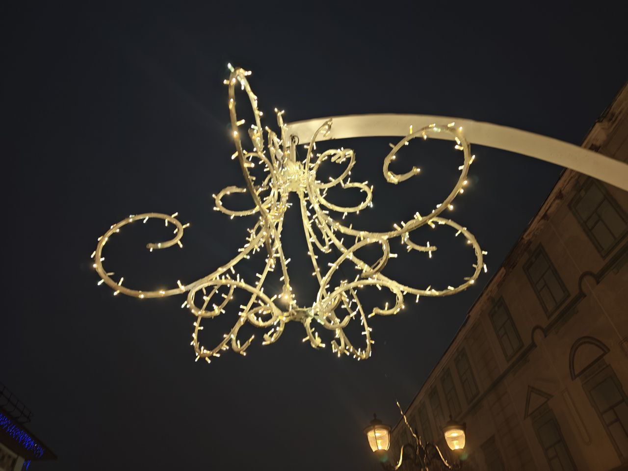 Тверь продолжают украшать к Новому году, вот такая красота на главной пешеходной улице – Трехсвятской Тверь продолжают украшать к Новому году, вот такая красота на главной пешеходной улице – Трехсвятской