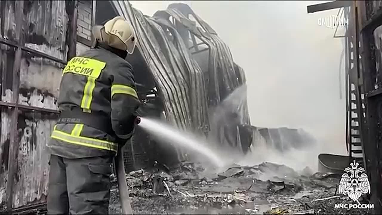 Склад обувной фабрики горит на площади 5000 кв. метров в Торжке в Тверской области