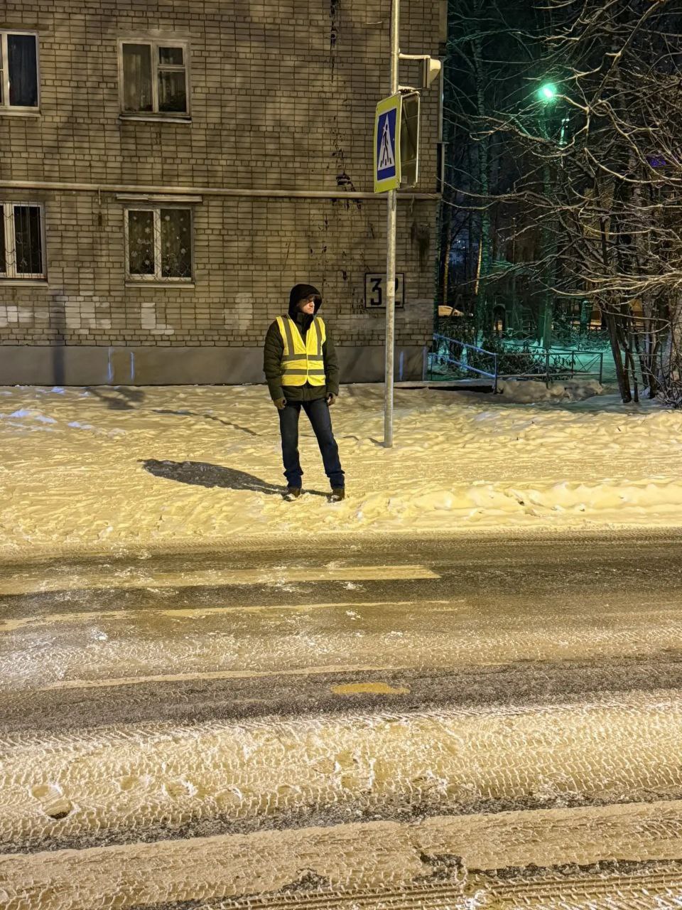 Накануне зимних каникул «Родительский патруль» 1 «В» класса МОУ СОШ №21 провёл дежурство у пешеходного перехода Накануне зимних каникул «Родительский патруль» 1 «В» класса МОУ СОШ №21 провёл дежурство у пешеходного перехода