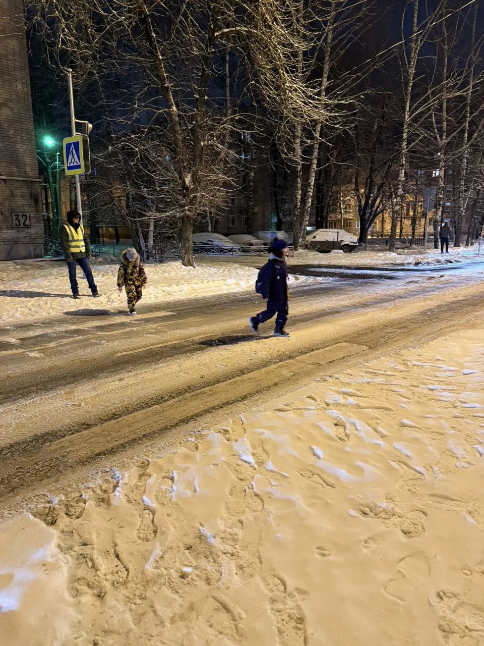 Накануне зимних каникул «Родительский патруль» 1 «В» класса МОУ СОШ №21 провёл дежурство у пешеходного перехода Накануне зимних каникул «Родительский патруль» 1 «В» класса МОУ СОШ №21 провёл дежурство у пешеходного перехода