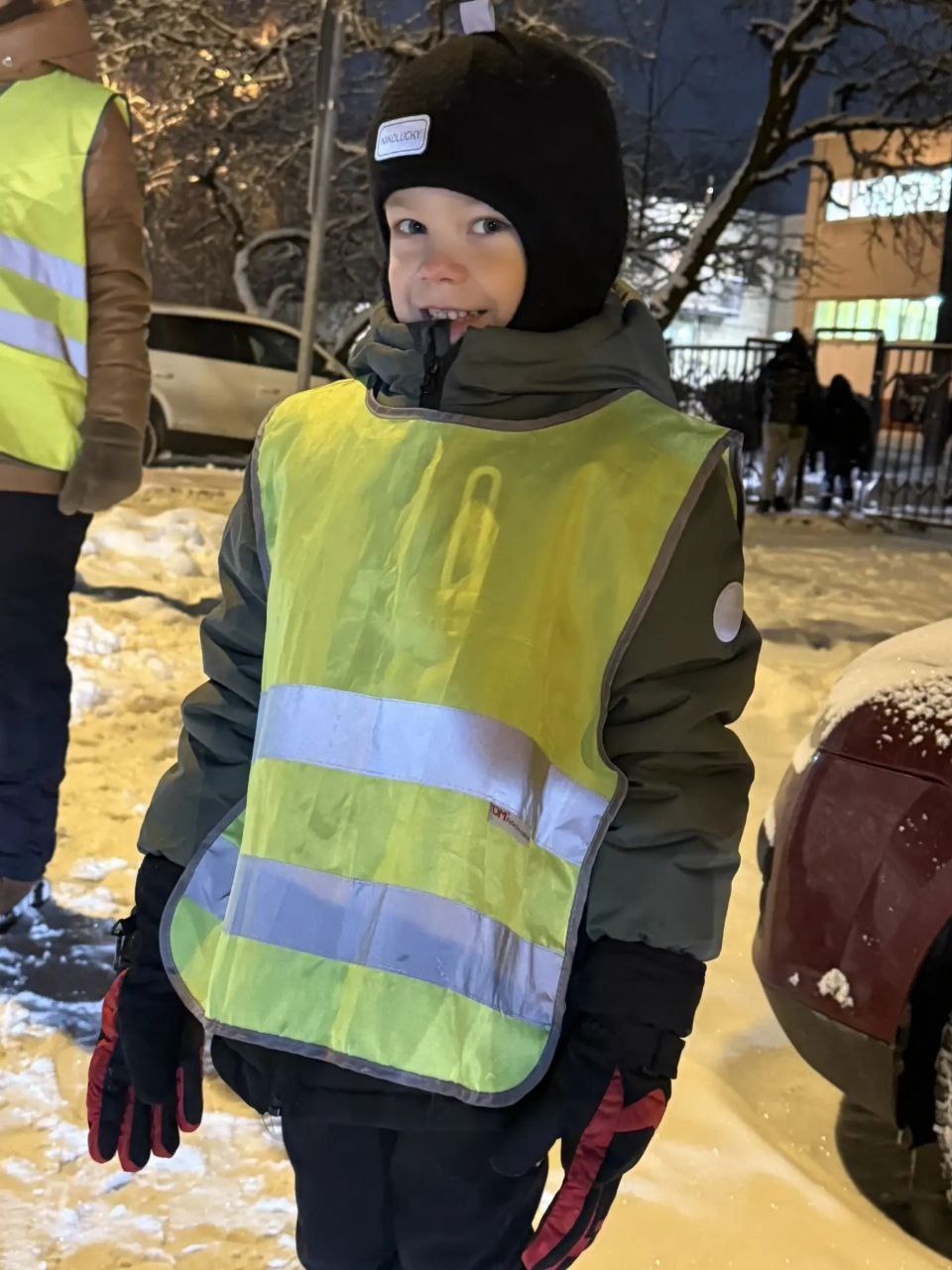 Накануне зимних каникул «Родительский патруль» 1 «В» класса МОУ СОШ №21 провёл дежурство у пешеходного перехода Накануне зимних каникул «Родительский патруль» 1 «В» класса МОУ СОШ №21 провёл дежурство у пешеходного перехода