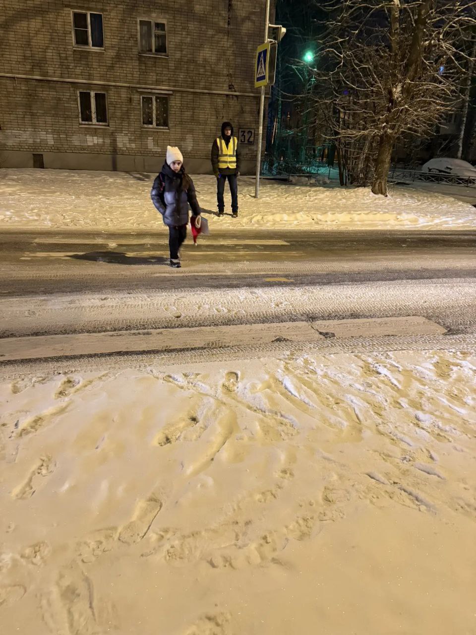 Накануне зимних каникул «Родительский патруль» 1 «В» класса МОУ СОШ №21 провёл дежурство у пешеходного перехода Накануне зимних каникул «Родительский патруль» 1 «В» класса МОУ СОШ №21 провёл дежурство у пешеходного перехода