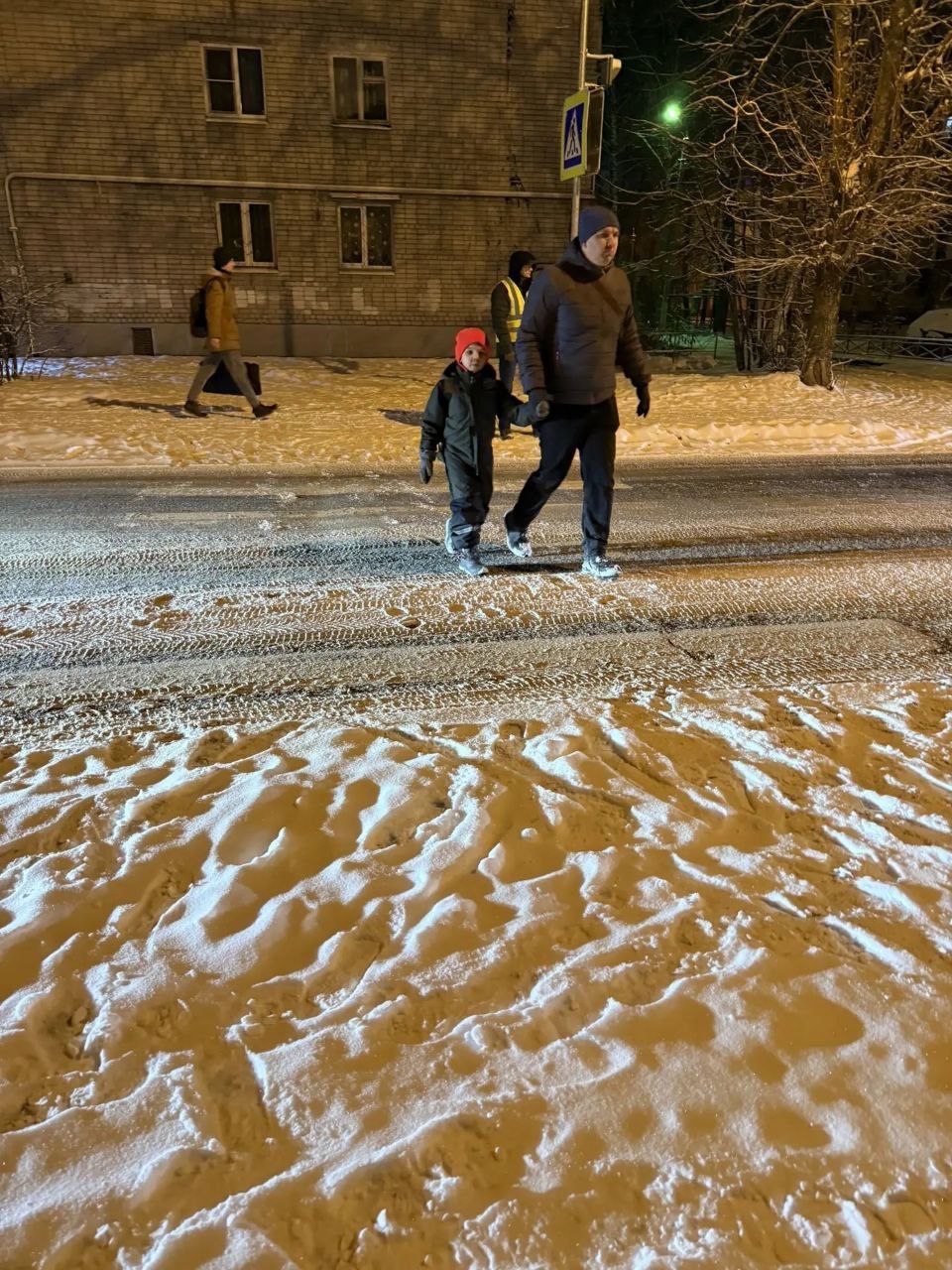 Накануне зимних каникул «Родительский патруль» 1 «В» класса МОУ СОШ №21 провёл дежурство у пешеходного перехода Накануне зимних каникул «Родительский патруль» 1 «В» класса МОУ СОШ №21 провёл дежурство у пешеходного перехода