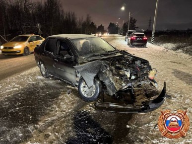 Под Тверью столкнулись три машины, одна опрокинулась в кювет
