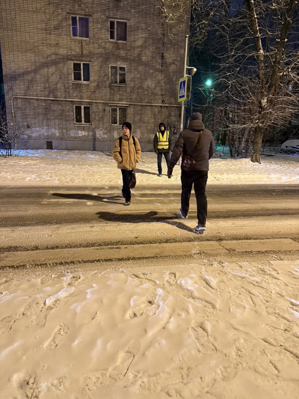 Накануне зимних каникул «Родительский патруль» 1 «В» класса МОУ СОШ №21 провёл дежурство у пешеходного перехода