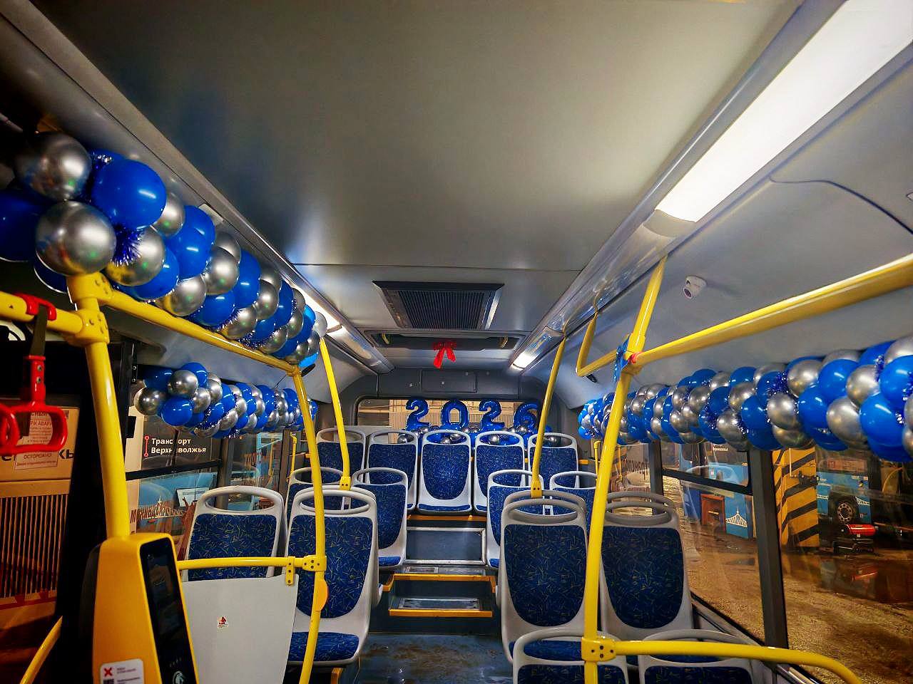 В Твери на маршрут № 1 вышел новогодний автобус с Дедом Морозом за рулём В Твери на маршрут № 1 вышел новогодний автобус с Дедом Морозом за рулём