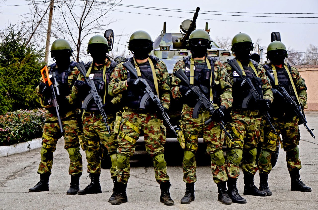 В канун новогоднего праздника, 31 декабря 1990 года, в регионе, широко известном на всю Россию еще с начала XIX столетия многочисленными курортами с чудодейственной минеральной водой, в городе с крупнейшим в стране и мире... В канун новогоднего праздника, 31 декабря 1990 года, в регионе, широко известном на всю Россию еще с начала XIX столетия многочисленными курортами с чудодейственной минеральной водой, в городе с крупнейшим в стране и мире...