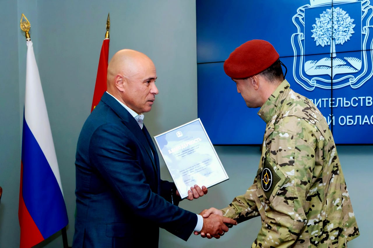 В канун новогоднего праздника, 31 декабря 1990 года, в регионе, широко известном на всю Россию еще с начала XIX столетия многочисленными курортами с чудодейственной минеральной водой, в городе с крупнейшим в стране и мире... В канун новогоднего праздника, 31 декабря 1990 года, в регионе, широко известном на всю Россию еще с начала XIX столетия многочисленными курортами с чудодейственной минеральной водой, в городе с крупнейшим в стране и мире...