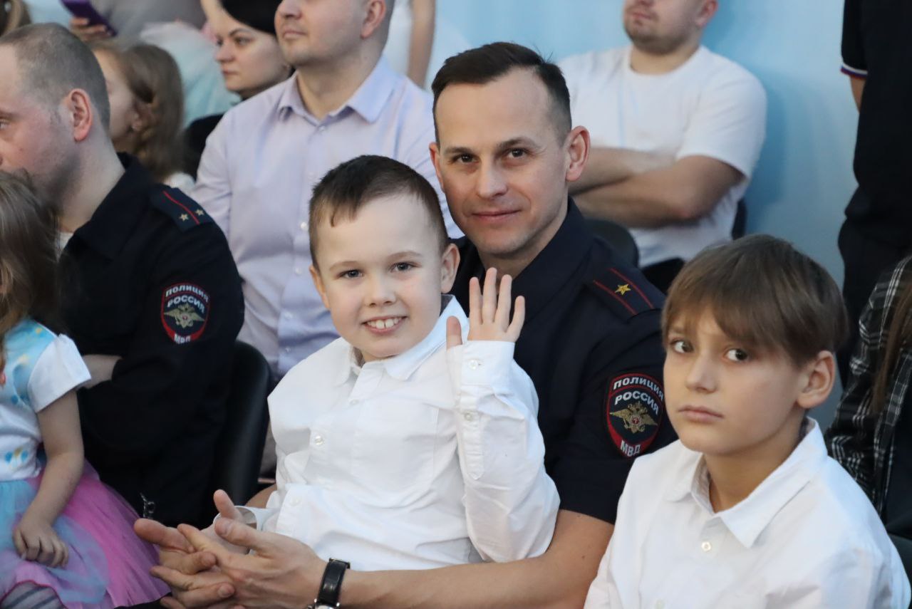 В Твери сотрудники полиции подготовили для детей новогодний спектакль В Твери сотрудники полиции подготовили для детей новогодний спектакль