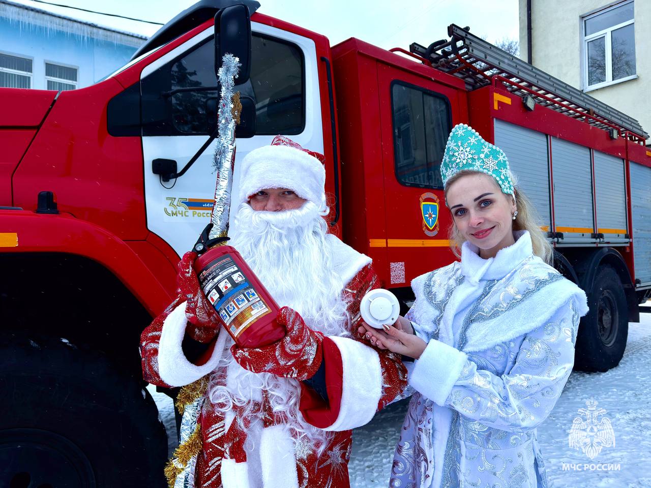 Дед Мороз и Снегурочка желают Вам праздничных #Безопасныхвыходных