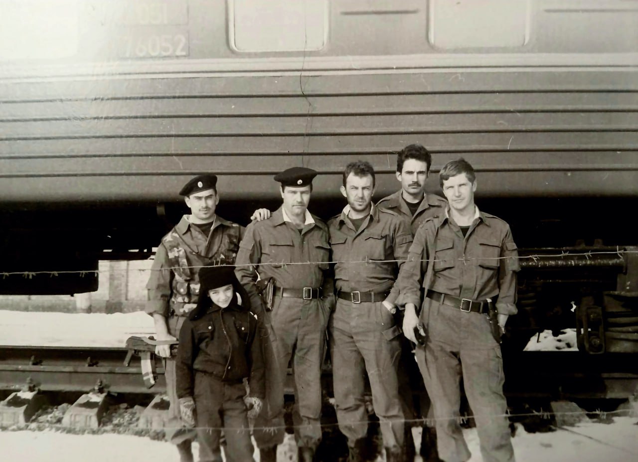 В канун новогоднего праздника, 31 декабря 1990 года, в регионе, широко известном на всю Россию еще с начала XIX столетия многочисленными курортами с чудодейственной минеральной водой, в городе с крупнейшим в стране и мире... В канун новогоднего праздника, 31 декабря 1990 года, в регионе, широко известном на всю Россию еще с начала XIX столетия многочисленными курортами с чудодейственной минеральной водой, в городе с крупнейшим в стране и мире...