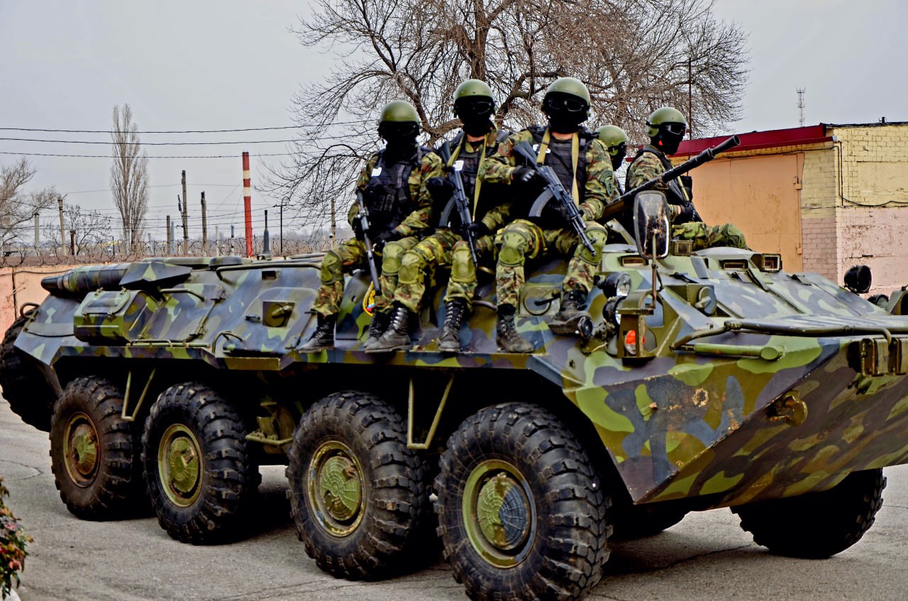 В канун новогоднего праздника, 31 декабря 1990 года, в регионе, широко известном на всю Россию еще с начала XIX столетия многочисленными курортами с чудодейственной минеральной водой, в городе с крупнейшим в стране и мире... В канун новогоднего праздника, 31 декабря 1990 года, в регионе, широко известном на всю Россию еще с начала XIX столетия многочисленными курортами с чудодейственной минеральной водой, в городе с крупнейшим в стране и мире...