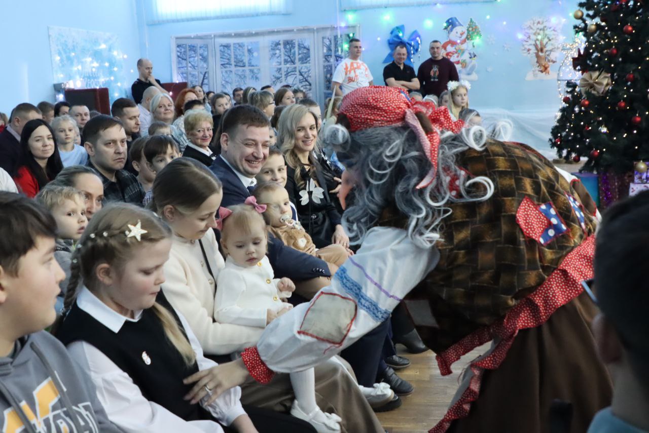 В Твери сотрудники полиции подготовили для детей новогодний спектакль В Твери сотрудники полиции подготовили для детей новогодний спектакль