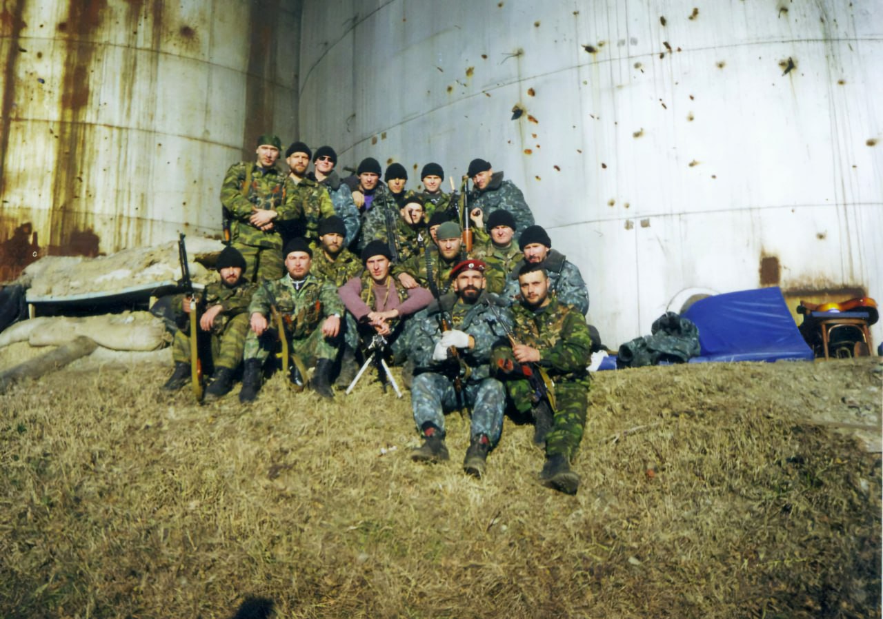 В канун новогоднего праздника, 31 декабря 1990 года, в регионе, широко известном на всю Россию еще с начала XIX столетия многочисленными курортами с чудодейственной минеральной водой, в городе с крупнейшим в стране и мире... В канун новогоднего праздника, 31 декабря 1990 года, в регионе, широко известном на всю Россию еще с начала XIX столетия многочисленными курортами с чудодейственной минеральной водой, в городе с крупнейшим в стране и мире...