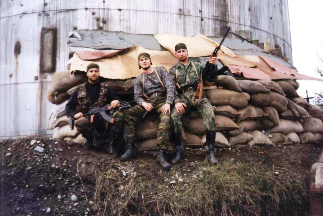 В канун новогоднего праздника, 31 декабря 1990 года, в регионе, широко известном на всю Россию еще с начала XIX столетия многочисленными курортами с чудодейственной минеральной водой, в городе с крупнейшим в стране и мире... В канун новогоднего праздника, 31 декабря 1990 года, в регионе, широко известном на всю Россию еще с начала XIX столетия многочисленными курортами с чудодейственной минеральной водой, в городе с крупнейшим в стране и мире...