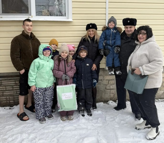 В Калининском районе сотрудники полиции и член Общественного совета приняли участие в акции «Полицейский Дед Мороз»