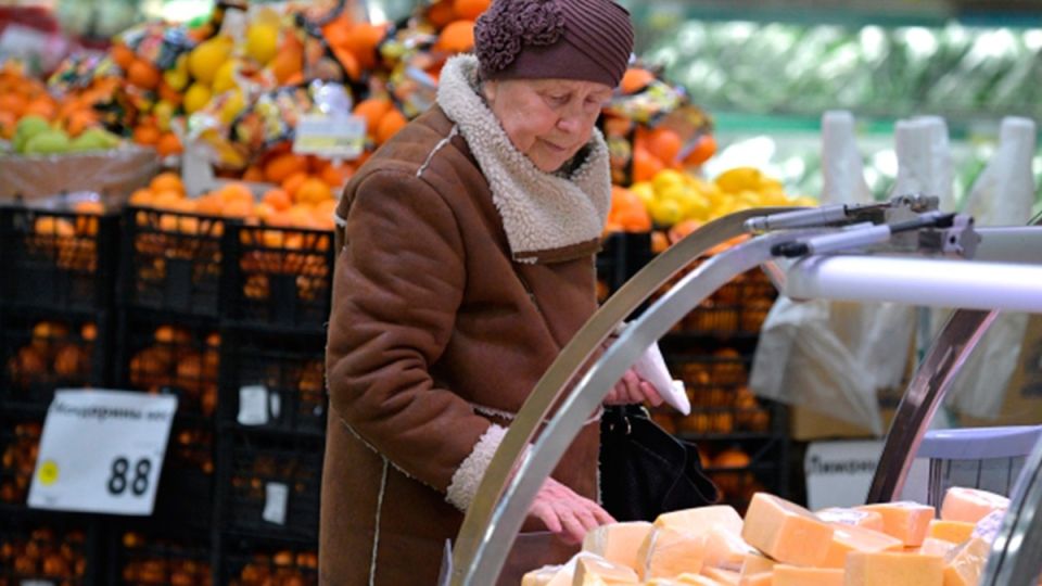 Снова в очередь за продуктами: В России разбираются с карточками для бедных