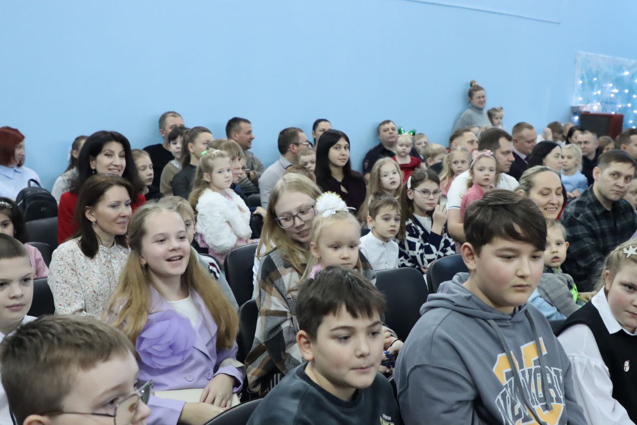 В Твери сотрудники полиции подготовили для детей новогодний спектакль