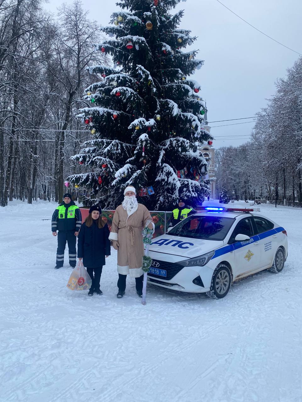 Осташковские полицейские стали частью новогодней сказки в рамках акции «Полицейский Дед Мороз» Осташковские полицейские стали частью новогодней сказки в рамках акции «Полицейский Дед Мороз»