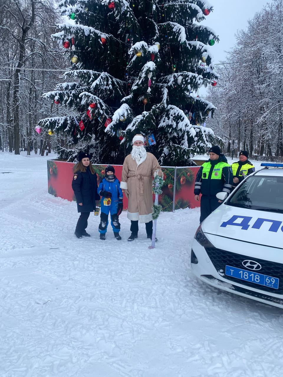Осташковские полицейские стали частью новогодней сказки в рамках акции «Полицейский Дед Мороз» Осташковские полицейские стали частью новогодней сказки в рамках акции «Полицейский Дед Мороз»
