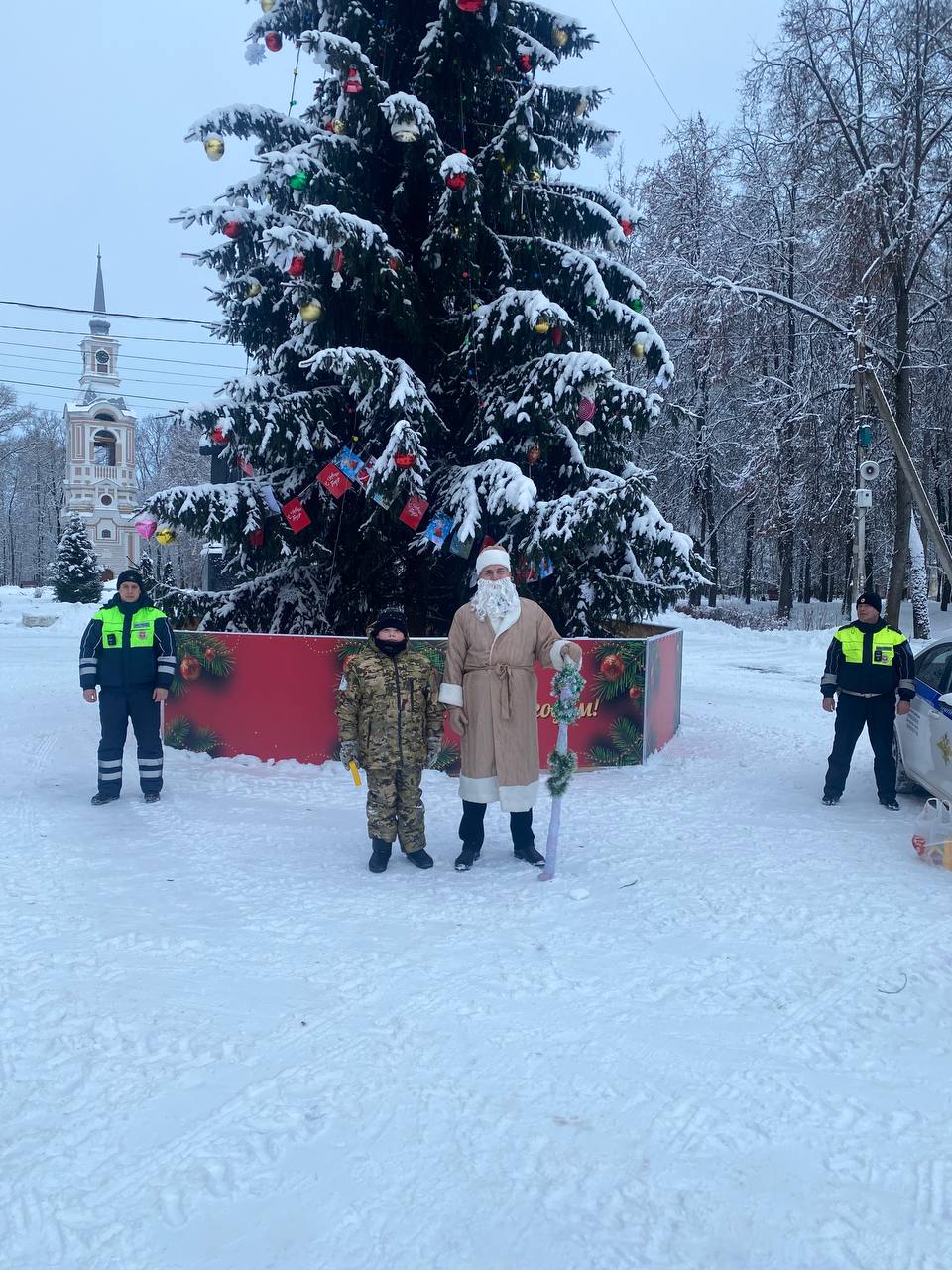 Осташковские полицейские стали частью новогодней сказки в рамках акции «Полицейский Дед Мороз» Осташковские полицейские стали частью новогодней сказки в рамках акции «Полицейский Дед Мороз»