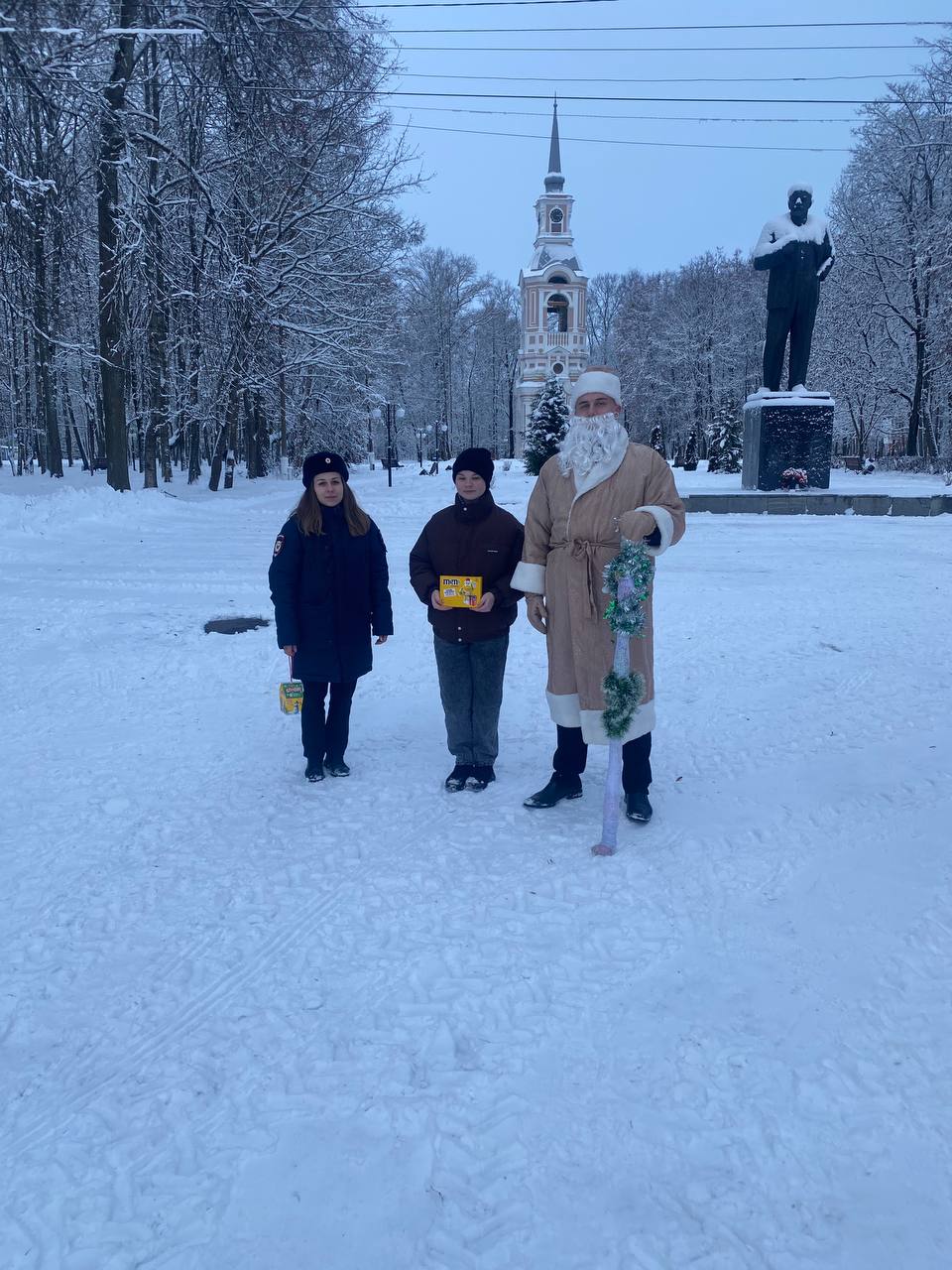 Осташковские полицейские стали частью новогодней сказки в рамках акции «Полицейский Дед Мороз» Осташковские полицейские стали частью новогодней сказки в рамках акции «Полицейский Дед Мороз»