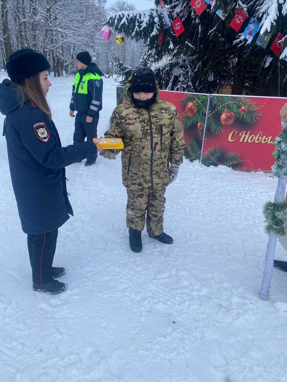 Осташковские полицейские стали частью новогодней сказки в рамках акции «Полицейский Дед Мороз» Осташковские полицейские стали частью новогодней сказки в рамках акции «Полицейский Дед Мороз»