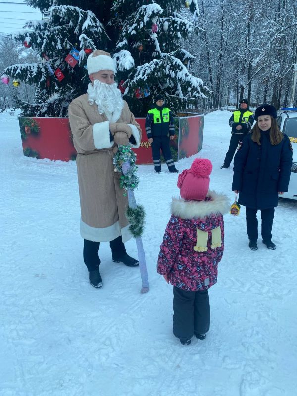 Осташковские полицейские стали частью новогодней сказки в рамках акции «Полицейский Дед Мороз»